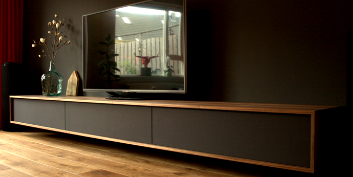 tv-kast-zwevend-noten-houtfiner-luidsprekerdoek-op-maat